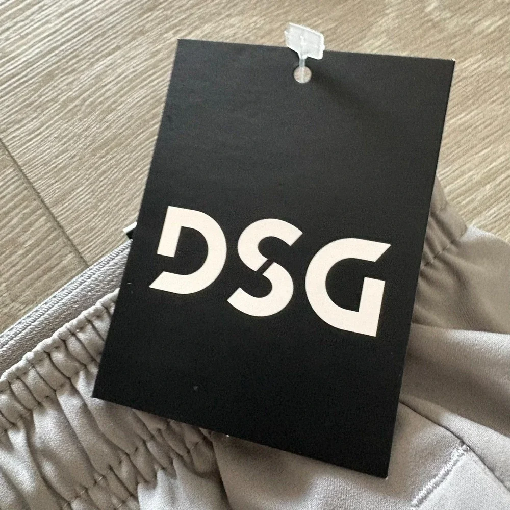 NWT DSG Mens Light Gray Athletic Fit Lightweight Stretch 5